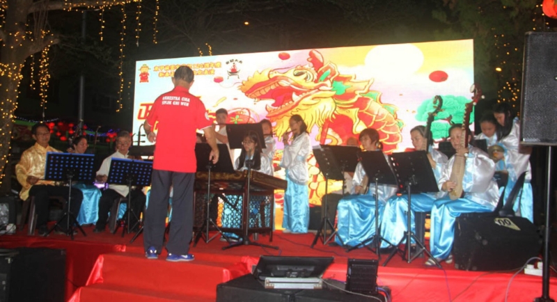 东甲惠潮公会华乐团演奏优美的华乐，为闹元宵掀开序幕。