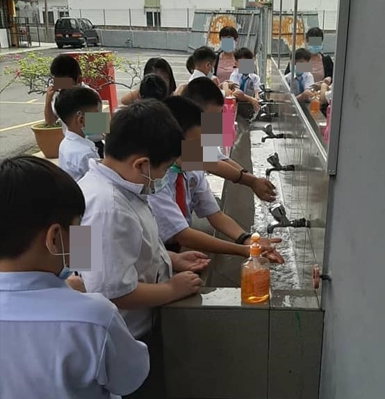 学生受促勤洗手。