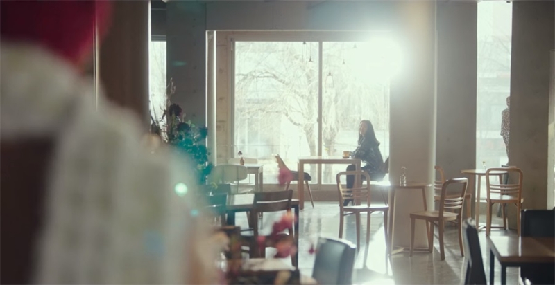 虽然导演以远镜头拍摄崔智友的全身坐姿，但依然看不出怀孕模样。
