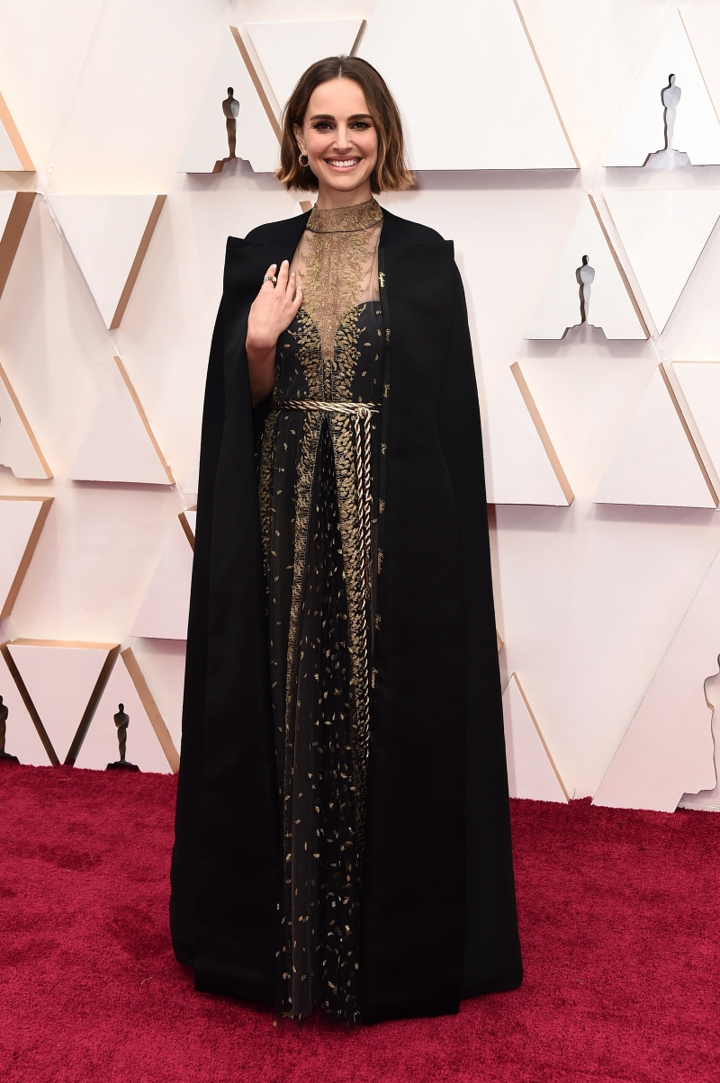 娜塔莉波曼在奥斯卡衣服上也有小巧思，上面写着今年没有入围的女导演名字，力挺女权。