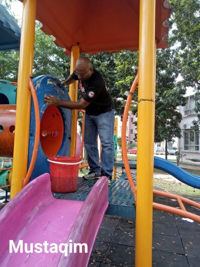 为避免孩子在玩乐时感染病毒，慕斯达金古玛自愿性清洗游乐设施。