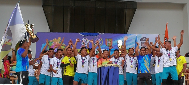 阿都哈密（前右六）颁发全国总警长杯足球赛冠军宝座给槟州警队。