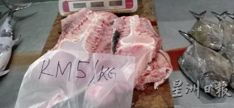 渔民低价出售鬼蝠魟鱼肉，每公斤只售5令吉。