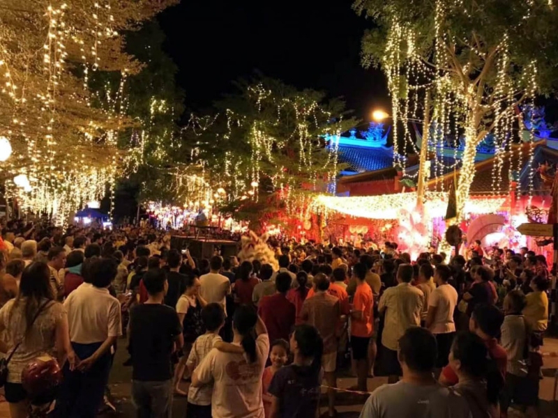 东甲百年古庙茧云宫办闹完宵活动，吸引逾3000民众出席，场面热闹。
