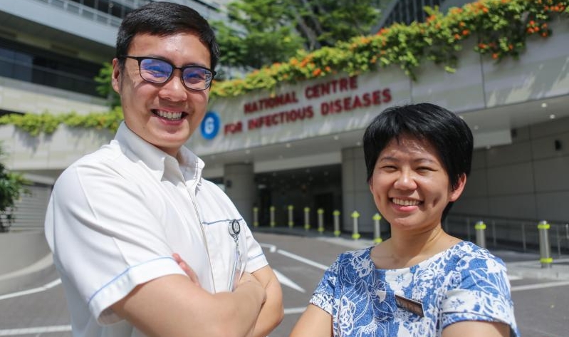 国家传染病中心高级护士卢伟耀（左）和传染科医生贾博萦是站在对抗新冠病毒最前线的医护工作者。