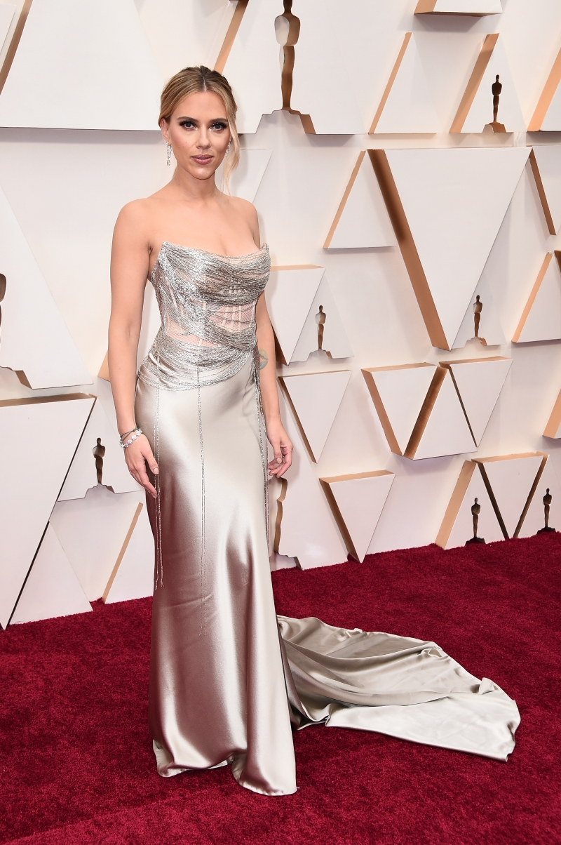 史考莉乔汉森（Scarlett Johansson）双提名《第92届奥斯卡》最佳女主角、女配角，她与未婚夫科林约斯特甜蜜走红毯，并以镂空银色礼服性感现身，傲人双峰呼之欲出，女神姿态称霸红毯。