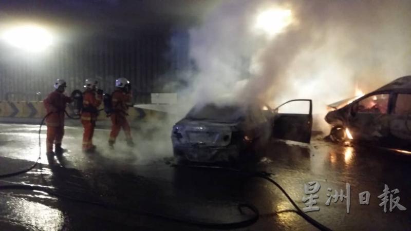 消拯人员朝其中一辆轿车喷水，以扑灭火势。