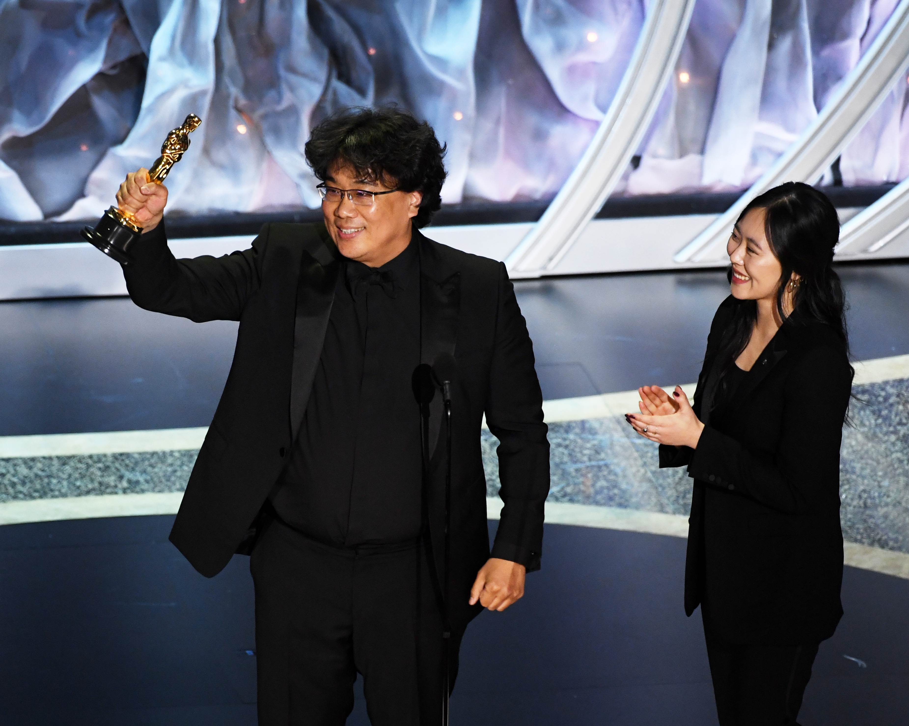 《寄生上流》先夺“最佳原创剧本”，如今再大热拿下“最佳国际电影奖”，又让导演奉俊昊拿下最佳导演奖，图为他在台上高兴举奖。