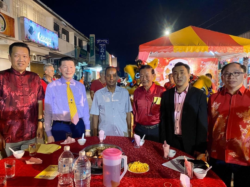 嘉宾于台下大合照。左起黄文标、李记汶、古拉;右起张志坚、蔡镇菖、黄富。