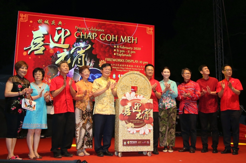 曹观友（左五起）和杨顺兴为元宵节庆典揭开序幕。左二起张莉、方炎华和陈莲枝。