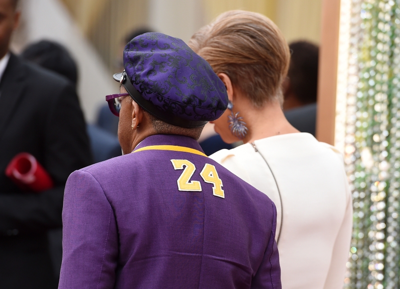 导演史派克李穿上24号紫色西装致敬科比。 