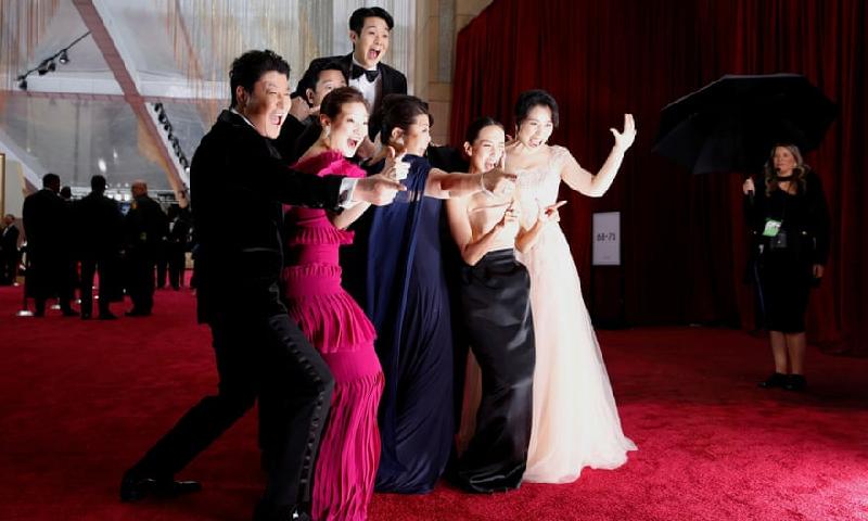 《寄生上流》在第92届奥斯卡金像奖连夺3奖，狂破纪录，图为众演员在红地毯玩得开心的模样。