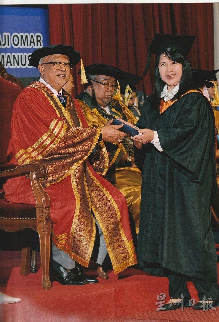 陈鼎银（右）活到老学到老，近56岁考获技职文凭。