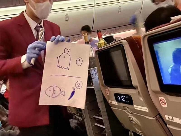 邓梓峰分享空少画图询问乘客用餐选择，网民大赞“保护自己，保护乘客”。