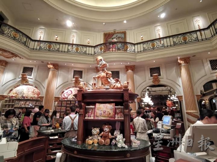 迪士尼的纪念品售卖店风格迥异。（图：本刊 叶洢颖）