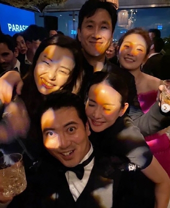 李荷妮（左）出席《寄生上流》10日晚的庆功派对，开心在IG晒合照，未料却引起部份网民不满，最终删照片及道歉。