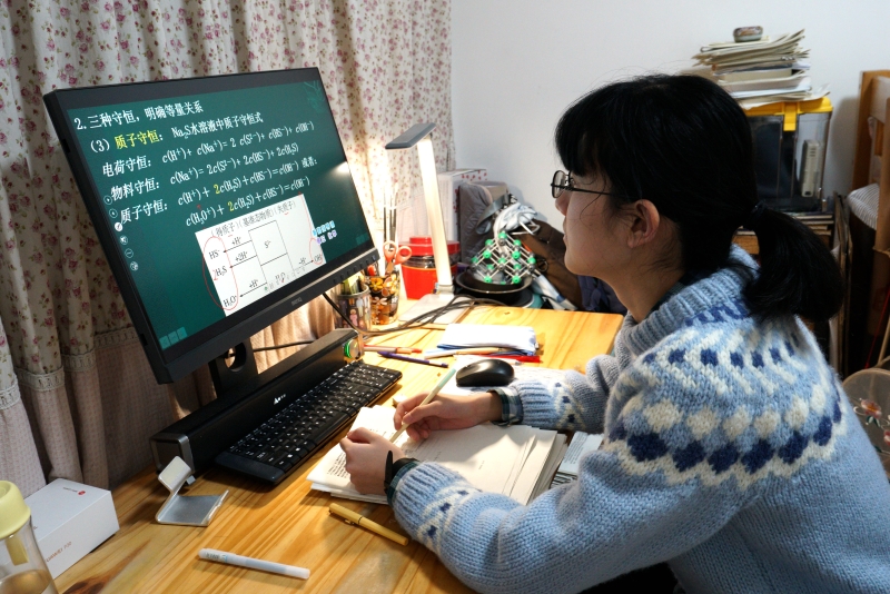 河北省邯郸市一名学生在家中通过网络直播，收看“空中课堂”节目。（图：新华社）