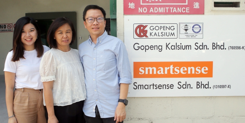 何赞能（右）去年设立的工业4.0 顾问公司Smartsense，专为有意转型的厂商提供一站式的转型解决方案，左起是首席营销员何奕雯及董事黄凤兰。