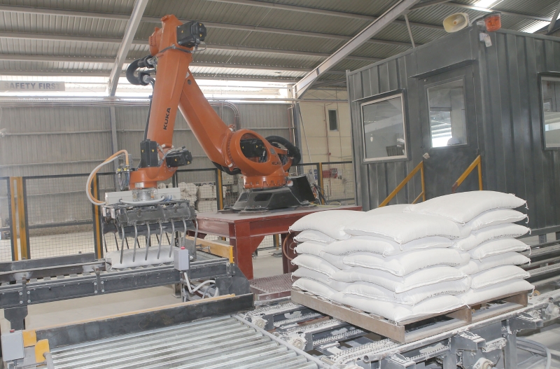 工厂安装了机械及自动化运作后，将有助提升工厂的生产速度与产量。