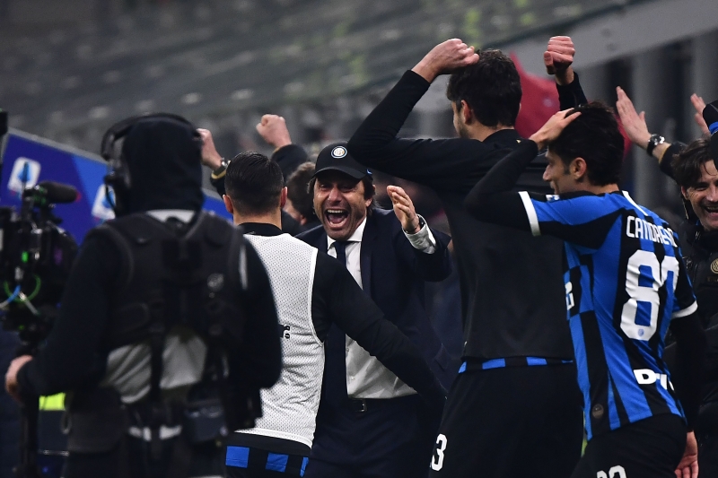 国际米兰主帅孔蒂（中）放眼在意大利杯半决赛率队击败拿波利，以在自己执教的首个赛季就带来国米实现国内双冠王。（图：法新社）