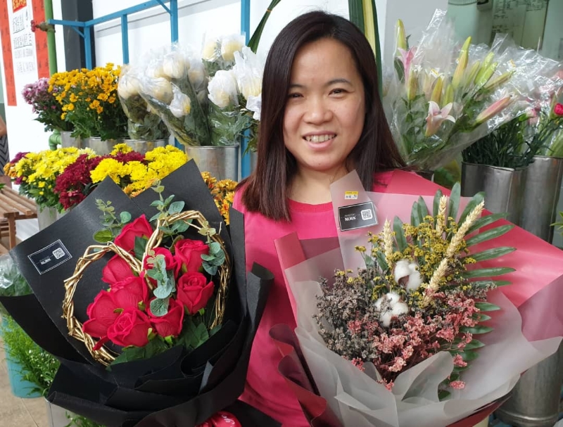 林太太向记者展示左手边的仿真玫瑰花束及右手捧著颜色鲜艳的乾花束。不知消费者更倾向哪类型呢？

