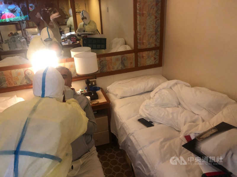 一名8旬台湾老翁连日日咳嗽，10日咳出血来，晚间接受筛检。（中央社读者提供）