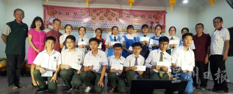 得奖中学生与望万福建公会诸公合影。左起：刘亚浩、蔡暹真、陈天石。右起：陈 桂生、梁国长。