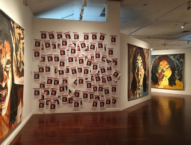国家艺术中心撤下阿末弗亚的一幅画作，是一幅贴满公正党主席安华“黑眼圈”的作品。