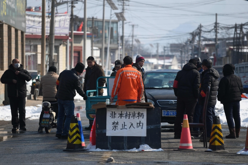 为避免疫情扩散，北京以北的九渡河镇市民在社区入口前设立路障，禁止非本村民众进入。（图：法新社）
