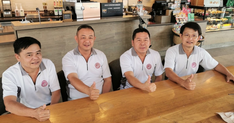 麻坡人民慈善基金会4名发起人秉持服务社会理念，左起许家隆、郭伟成、郭伟杰及林金昇。