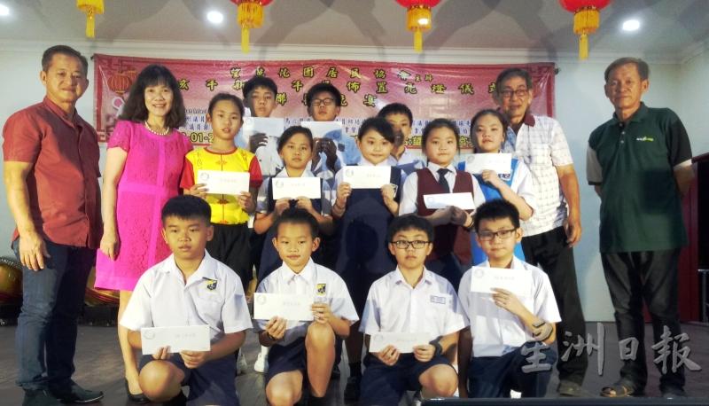 望万福建公会庆元宵颁发小学奖励金仪式。左起：陈天石、蔡暹 真。右起：刘亚浩、陈桂生。