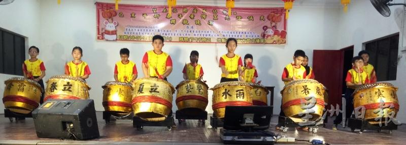 培侨学生表演24节令鼓为庆元宵晚宴 添增文化姿彩。

