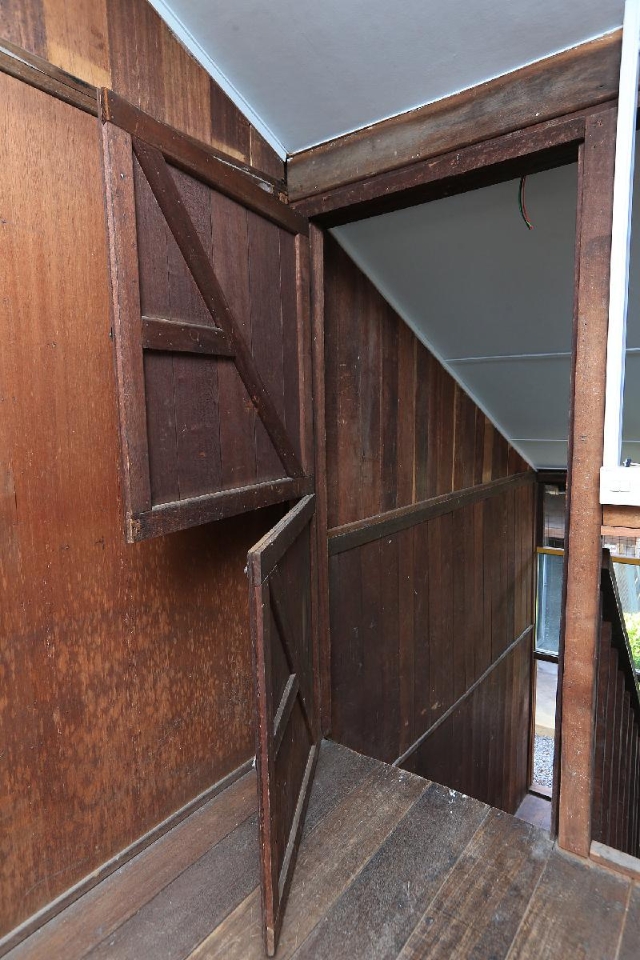 老厝的楼梯口设有这种两截式的木门，只关下截的话可保持通风，却又能同时防止小孩随意攀爬。