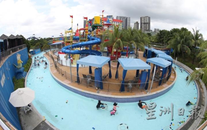 乐高水上乐园则结合乐高和水上活动，游客可使用泳圈悠哉地在水上漂流。

