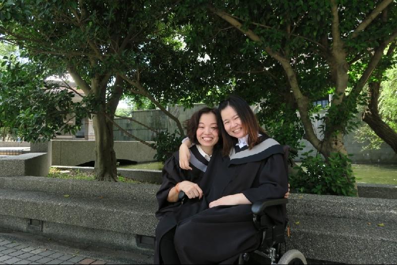
2016年6月，郑楚筑在台湾铭传大学毕业。她和最爱的妈妈相拥合影。