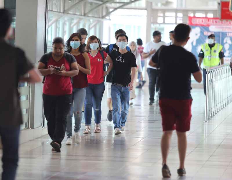 有中医建议民众避免前往人潮聚集的地方，并戴上口罩做好卫生防护措施。