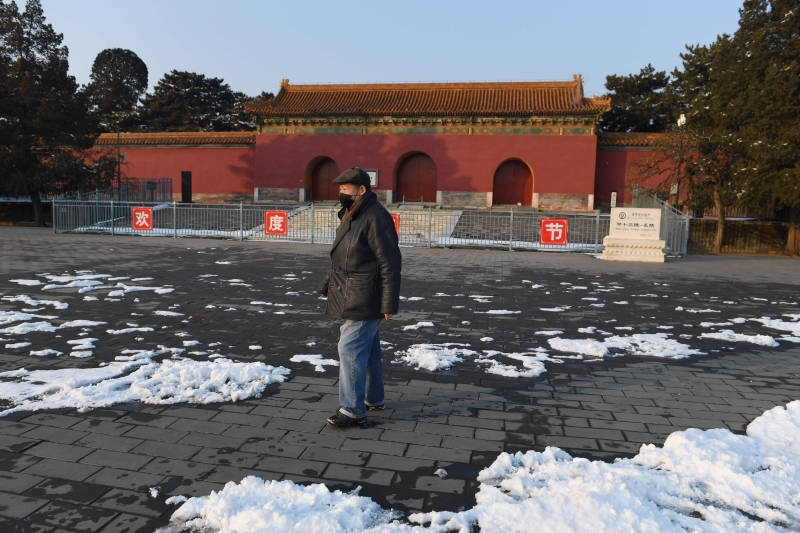 位于北京北部的知名观光景区长陵墓一般在春节期间人潮汹涌，惟受到疫情影响，园内广场格外冷寂。（图：法新社）