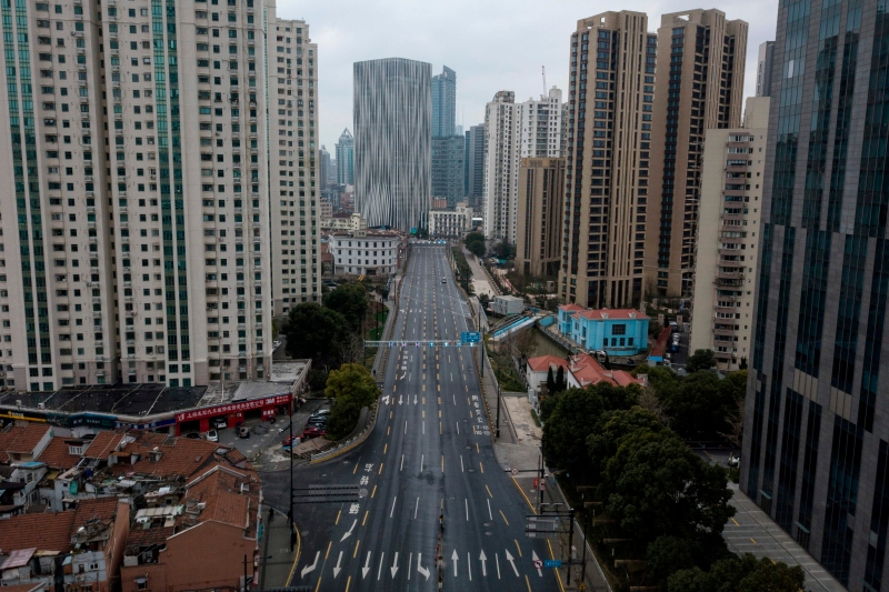 过去人潮车流熙来攘往的上海虹口区，上周五，有媒体空拍，街道没有车辆川行， 也不见行人，犹如一片死 城。（图：法新社）