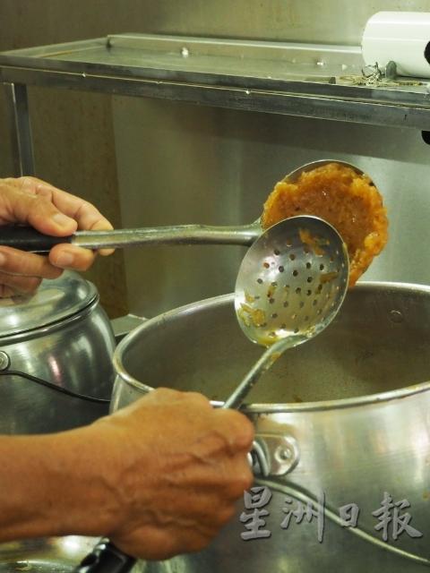 华人薄饼会用力按压沙葛丝的汁液，与厦门按压高丽菜叶有异曲同工之妙。

