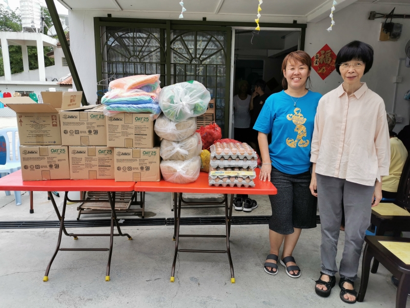 萧依钊(右一) 代表星洲日报基金会捐赠乾粮和毛巾给温馨老人之家，由林巧慧院长接领。