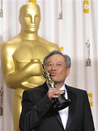 李安拍摄题材广，许多外国影星都争相与他合作，加上他是“亚洲第一位奥斯卡最佳导演”，网民认为仍是李安比较厉害。