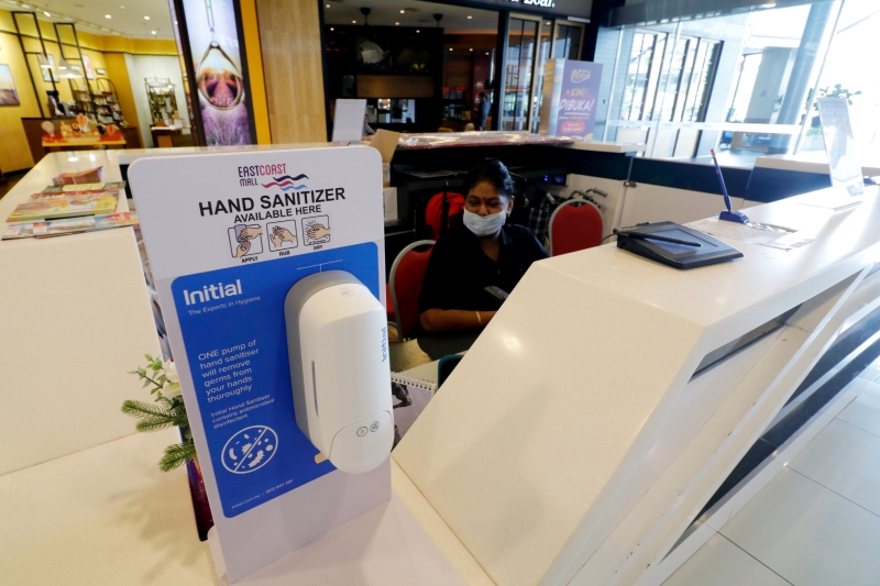 东海岸广场在客户服务柜台配置消毒洗手液。