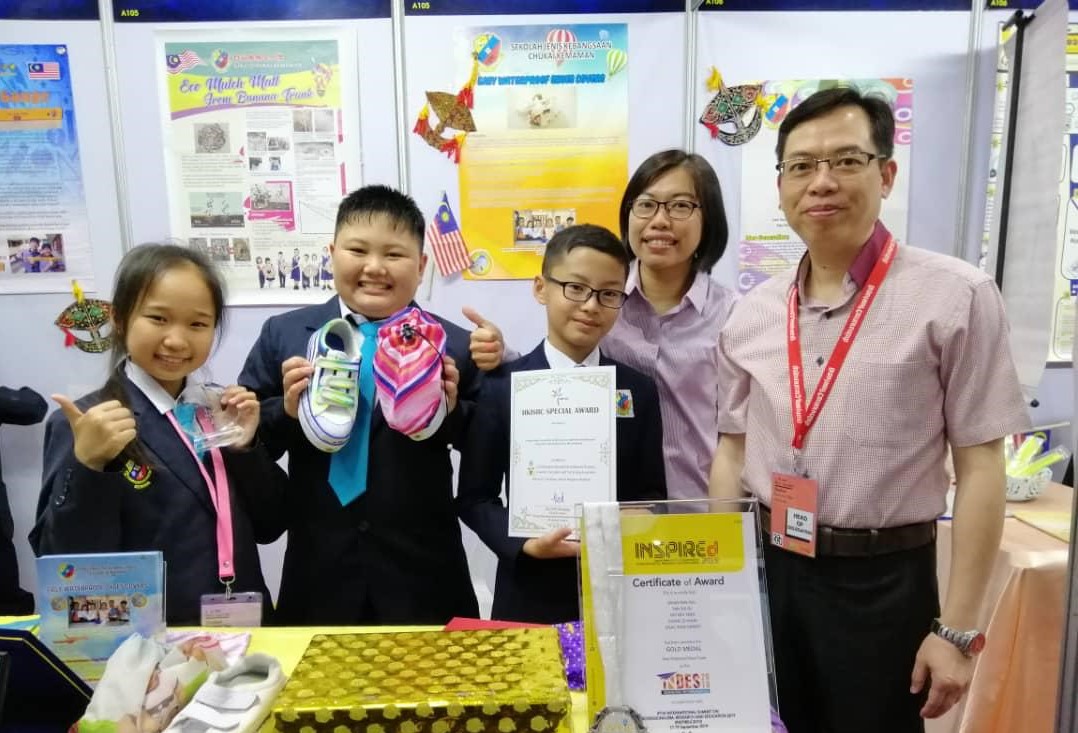 香港创意发明学会主席刘校长（右一）颁发特别奖于防水校鞋学生组。左起官巧颐、叶振廷、黄良义及林美妗。