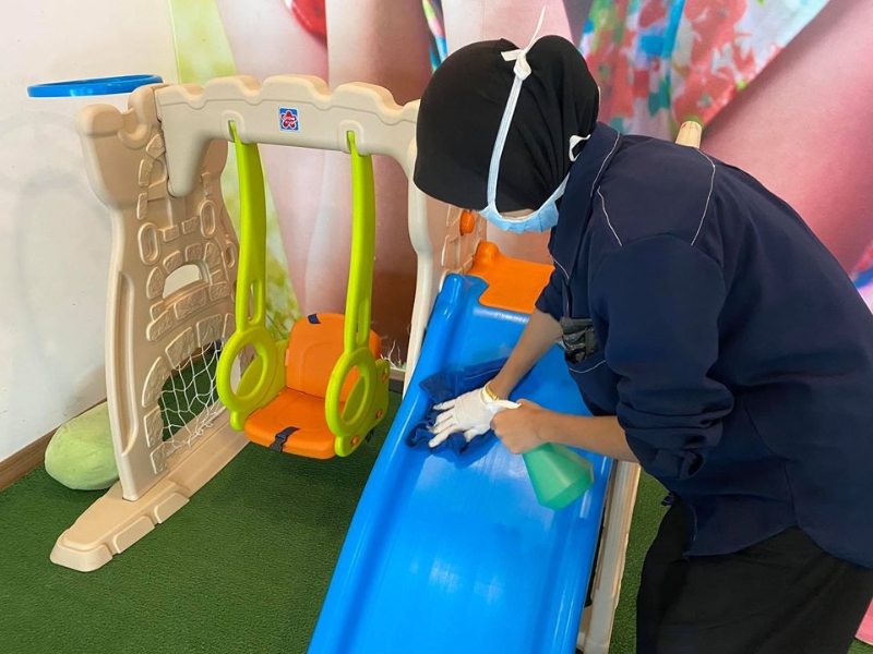 关丹海坚汽车有限公司宝腾4S中心的员工正在清理儿童游乐场的设施。