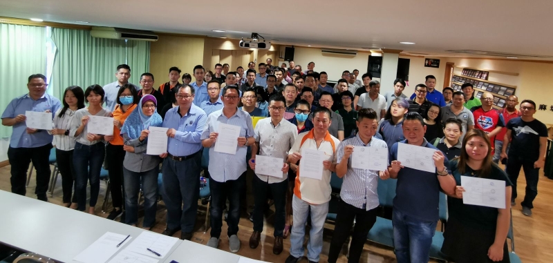 近百名来自麻坡及峇株巴辖的家具业者及厂家代表展开联署行动，要求国际家具展延迟举行。