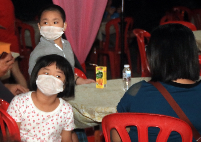 新冠肺炎肆虐期间，出席活动的小孩们，也戴上口罩防疫。