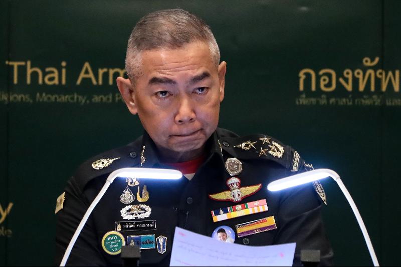 泰国陆军总司令阿披叻在代表军方向枪击事件受害者道歉的电视记者会上流下眼泪。（图：法新社）
