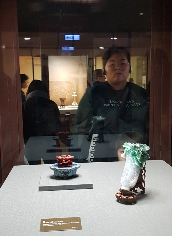 团员们欣赏故宫博物馆的镇馆之宝──翠玉白菜。　