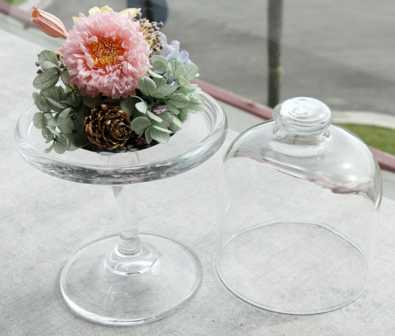永生花摆放在玻璃罩杯里，用来点缀餐桌上的美感，让生活更有仪式感。