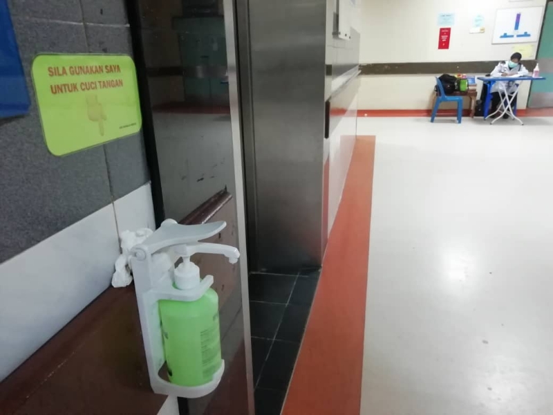 关丹中央医院也在升降机前准备消毒洗手液，并写上字条提醒民众使用。